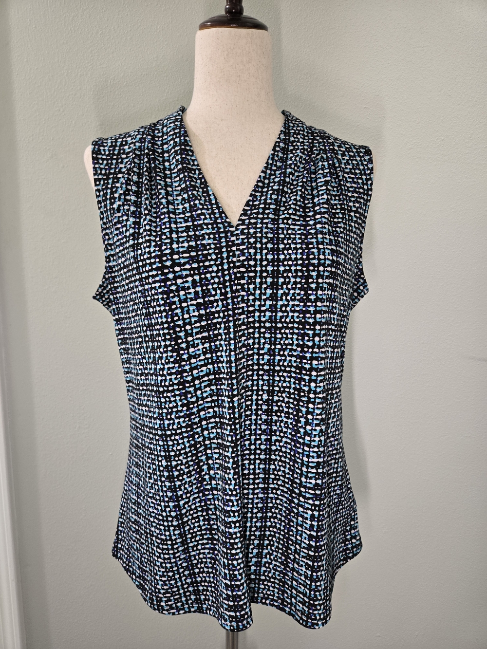 Sleeveless V-Neck Patterned Women's Top in Black and Light Blue